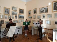 15 сентября 2020 г. Великий Новгород, Большая Московская ул., д.7. Мэр Сергей Бусурин посмотрел, как осваивают новые музыкальные инструменты, приобретенные в прошлом году по нацпроекту. Фото управления по работе со СМИ