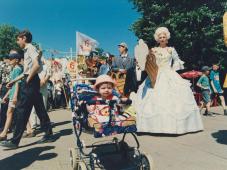 14 июня 1999 г. Великий Новгород, Ярославово Дворище. Театрализованное шествие участников «Праздника Пива». Фото А.А. Епифанова, из архива отдела по вопросам формирования и содержания муниципального архива и работе с недвижимостью