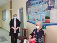 17 июня 2021 г. Великий Новгород, Новолучанская ул., д. 17. В гимназии № 2 прошли вакцинацию против новой короновирусной инфекции (первый этап) сотрудники общеобразовательных и дошкольных учреждений. Фото управления по работе со СМИ