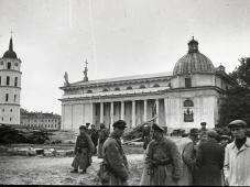 Хроника. Дата съемки: 13 июля 1944 - 31 июля 1945. Освобожденный Вильнюс. Дата съемки: 13 июля 1944 - 31 июля 1945. Проект «История России в фотографиях». Фото © https://russiainphoto.ru/photos/115935/