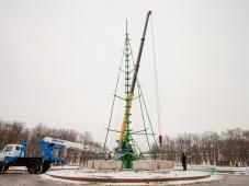4 декабря 2018 г. Великий Новгород, пл. Победы-Софийская. Установка новогодней искусственной ели. Фото Анны Костецкой
