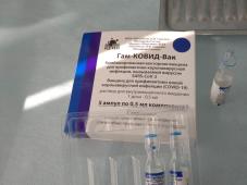 17 июня 2021 г. Великий Новгород, Новолучанская ул., д. 17. В гимназии № 2 прошли вакцинацию против новой короновирусной инфекции (первый этап) сотрудники общеобразовательных и дошкольных учреждений. Фото управления по работе со СМИ