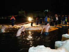 В ночь с 18 на 19 января 2016 г. Великий Новгород. Крещенские купания на берегу реки Волхов на Софийской набережной. Фото Игоря Белова, из архива отдела - пресс-центра администрации Великого Новгорода