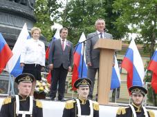 12 июня 2017 г. Великий Новгород. День России. В кадре - за трибуной Юрий Бобрышев. Фото Игоря Белова