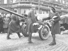  4 апреля 1945 г. Братислава (Славакия). Советские войска освободили Братиславу. Фото © http://spravy.pravda.sk/domace/clanok/276094-bola-velka-noc-a-krajinou-prechadzal-front/