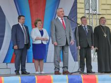 Официальная часть празднований началась с поздравления мэра города - Юрия Бобрышева