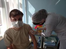 17 июня 2021 г. Великий Новгород, Новолучанская ул., д. 17. В гимназии № 2 прошли вакцинацию против новой короновирусной инфекции (первый этап) сотрудники общеобразовательных и дошкольных учреждений. Фото управления по работе со СМИ