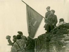 фотоархив 20.01.1944 г. Историческое Боевое Знамя 1258 Cтрелкового ордена Александра Невского полка было поднято над кремлёвской стеной в день освобождения Новгорода