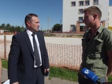 18 июня 2019 г. Великий Новгород, ул. Кочетова, д. 31. Мэр Сергей Бусурин посетил строящуюся парковку у детской поликлиники № 2. Фото управления по работе со СМИ