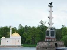 г. Пушкин (Царское село), Екатерининский парк. Чесменская колонна архитектора Ринальди имеет 25-ти метровую высоту. Фото © http://gid-po-peterburgu.ru/index.php/20-sightseengs/tsarskoe-selo/75-chesmenskaya-kolonna