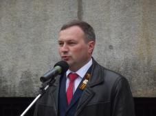 7 мая 2019 г. Великий Новгород. Торжественная церемония зажжения факела от &quot;Вечного Огня Славы&quot;. В кадре - мэр Великого Новгорода Сергей Бусурин. Фото Ольги Ивановой