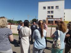 18 июня 2019 г. Великий Новгород, ул. Кочетова, д. 31. Мэр Сергей Бусурин посетил строящуюся парковку у детской поликлиники № 2. Фото управления по работе со СМИ