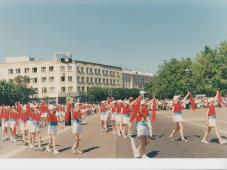 12 июня 1999 г. Великий Новгород, пл. Софийская. Колонна муниципального учреждения «Алые паруса». Фото А.А. Епифанова, из архива отдела по вопросам формирования и содержания муниципального архива и работе с недвижимостью