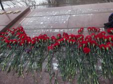 20 января 2020 г. В.Новгород, Орловская ул., Памятный знак на месте подвига Героев Советского Союза И.С. Герасименко, А.С. Красилова, Л.А.Черемнова. Церемония возложения цветов и венков. Фото Татьяны Красниковой