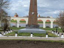 Великий Новгород. Обелиск, посвященный памяти Героев Советского Союза И.С.Герасименко, А.С.Красилова, Л.А.Черемнова