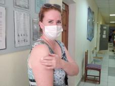 17 июня 2021 г. Великий Новгород, Новолучанская ул., д. 17. В гимназии № 2 прошли вакцинацию против новой короновирусной инфекции (первый этап) сотрудники общеобразовательных и дошкольных учреждений. Фото управления по работе со СМИ