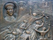 Великий Новгород. Барельеф стелы &quot;Город Воинской славы&quot;. 1941 год, август. Подвиг Александра Панкратова. В боях за Новгород он первым в истории Великой Отечественной войны 1941-1945 гг. закрыл собой вражеский пулемет
