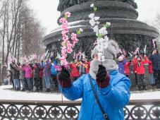 16 марта 2019 г. Великий Новгород. Празднование пятой годовщины воссоединения Крыма и Севастополя с Россией. Флешмоб у подножия памятника «Тысячелетие России». Фото Анны Бочаровой