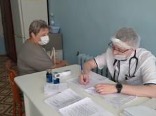 17 июня 2021 г. Великий Новгород, Новолучанская ул., д. 17. В гимназии № 2 прошли вакцинацию против новой короновирусной инфекции (первый этап) сотрудники общеобразовательных и дошкольных учреждений. Фото управления по работе со СМИ