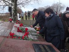 20 января 2020 г. В.Новгород, Орловская ул., Памятный знак на месте подвига Героев Советского Союза И.С. Герасименко, А.С. Красилова, Л.А.Черемнова. Церемония возложения цветов и венков. Фото Татьяны Красниковой