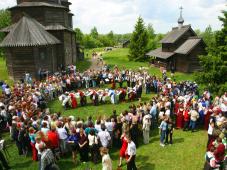 6 июня 2004 г. Великий Новгород. Музей деревянного зодчества под открытым небом &quot;Витославлицы&quot;. III Международный фестиваль народного искусства и ремесел &quot;Садко&quot;. Фото из архива отдела - пресс-центра Администраци Великого Новгорода