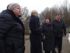 20 января 2020 г. Великий Новгород, Ярославово Дворище. Обелиск в честь подвига Героев Советского Союза И.С. Герасименко, А.С. Красилова, Л.А.Черемнова, закрывших своими телами амбразуру вражеского дзота в 1942 году. Делегация из Новокузнецка
