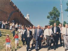 12 июня 1999 г. Великий Новгород. Почетные гости праздника во время пешеходной прогулки по Софийской набережной. Фото А.А. Епифанова, из архива отдела по вопросам формирования и содержания муниципального архива и работе с недвижимостью