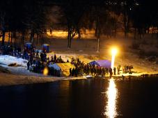 В ночь с 18 на 19 января 2017 г. Великий Новгород. Организованное массовое зимнее купание на берегу реки Волхов на Софийской набережной. Фото Игоря Белова, из архива отдела - пресс-центра администрации Великого Новгорода