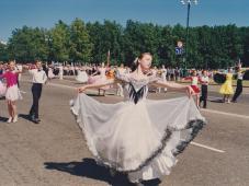 12 июня 1999 г. Великий Новгород, пл. Софийская. Участники ансамблей бального танца во время шествия. Фото А.А. Епифанова, из архива отдела по вопросам формирования и содержания муниципального архива и работе с недвижимостью