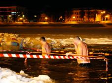 В ночь с 18 на 19 января 2016 г. Великий Новгород. Крещенские купания на берегу реки Волхов на Софийской набережной. Фото Игоря Белова, из архива отдела - пресс-центра администрации Великого Новгорода