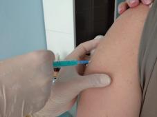 17 июня 2021 г. Великий Новгород, Новолучанская ул., д. 17. В гимназии № 2 прошли вакцинацию против новой короновирусной инфекции (первый этап) сотрудники общеобразовательных и дошкольных учреждений. Фото управления по работе со СМИ