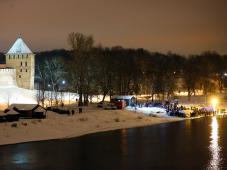 В ночь с 18 на 19 января 2017 г. Великий Новгород. Организованное массовое зимнее купание на берегу реки Волхов на Софийской набережной. Фото Игоря Белова, из архива отдела - пресс-центра администрации Великого Новгорода