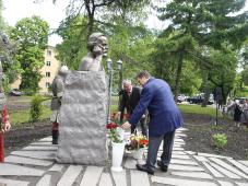 10 июня 2017 г. Великий Новгород празднует свой 1158-й год рождения. День города. Торжественная церемония открытия бюста новгородского писателя, Почетного гражданина Великого Новгорода Д.М. Балашова. Фото Игоря Белова