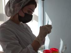 17 июня 2021 г. Великий Новгород, Новолучанская ул., д. 17. В гимназии № 2 прошли вакцинацию против новой короновирусной инфекции (первый этап) сотрудники общеобразовательных и дошкольных учреждений. Фото управления по работе со СМИ