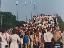 12 июня 1999 г. Великий Новгород, пешеходный мост через реку Волхов. Жители и гости города на пешеходном мосту во время праздника. Фото А.А. Епифанова, из архива отдела по вопросам формирования и содержания муниципального архива и работе с недвижимостью