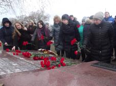 20 января 2020 г. В.Новгород, Орловская ул., Памятный знак на месте подвига Героев Советского Союза И.С. Герасименко, А.С. Красилова, Л.А.Черемнова. Церемония возложения цветов и венков. Фото Татьяны Красниковой