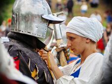 Фестиваль исторической реконструкции. Перед битвой. Международный фестиваль «Ганза-2019» в Пскове. Фото Надежды Васильевой (Великий Новгород), участницы фотовыставки «Ганза: история, города, люди»