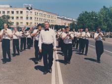 12 июня 1999 г. Великий Новгород. Софийская пл. Городской духовой оркестр во время шествия. Фото А.А. Епифанова, из архива отдела по вопросам формирования и содержания муниципального архива и работе с недвижимостью