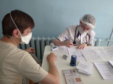 17 июня 2021 г. Великий Новгород, Новолучанская ул., д. 17. В гимназии № 2 прошли вакцинацию против новой короновирусной инфекции (первый этап) сотрудники общеобразовательных и дошкольных учреждений. Фото управления по работе со СМИ