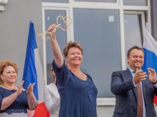 директор школы № 37 Татьяна Чеснокова получила &quot;ключ от школы&quot; от губернатора Андрея Никитина